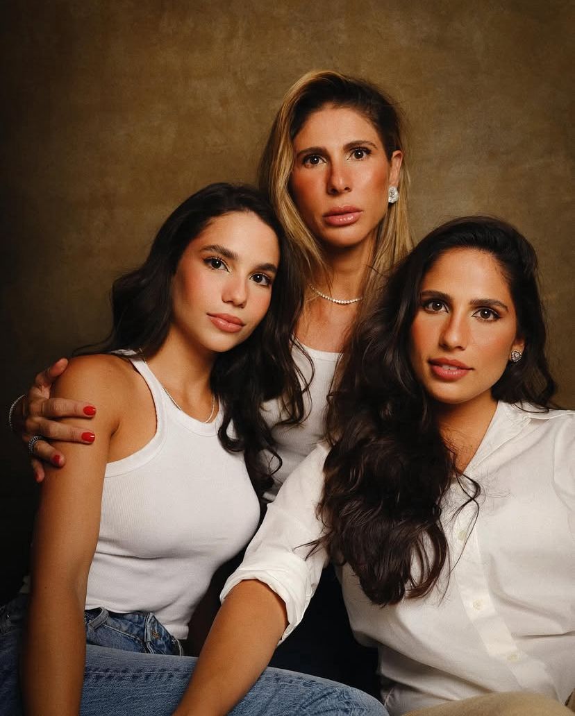 opção portrait, de fundo uma fotografia de três mulheres de cabelos longos e camisetas brancas, posando em frente a um fundo marrom.